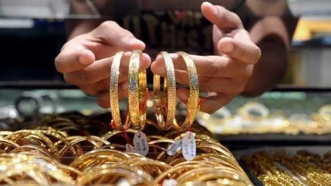 سعر الذهب عيار 18 يتراجع ليصل إلى 4945 جنيها اليوم